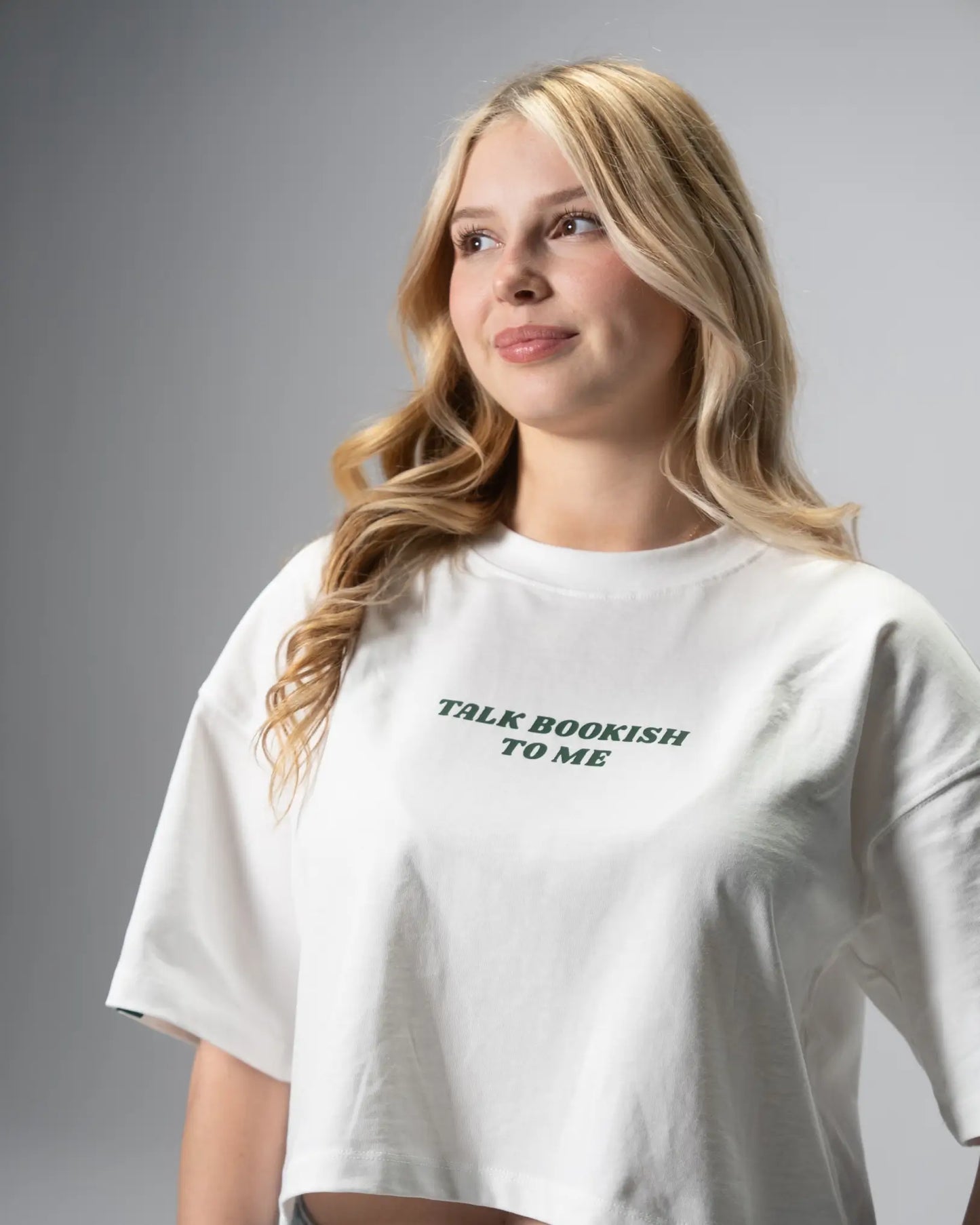 Cropped Tee - Talk bookish to me - World of Treasure