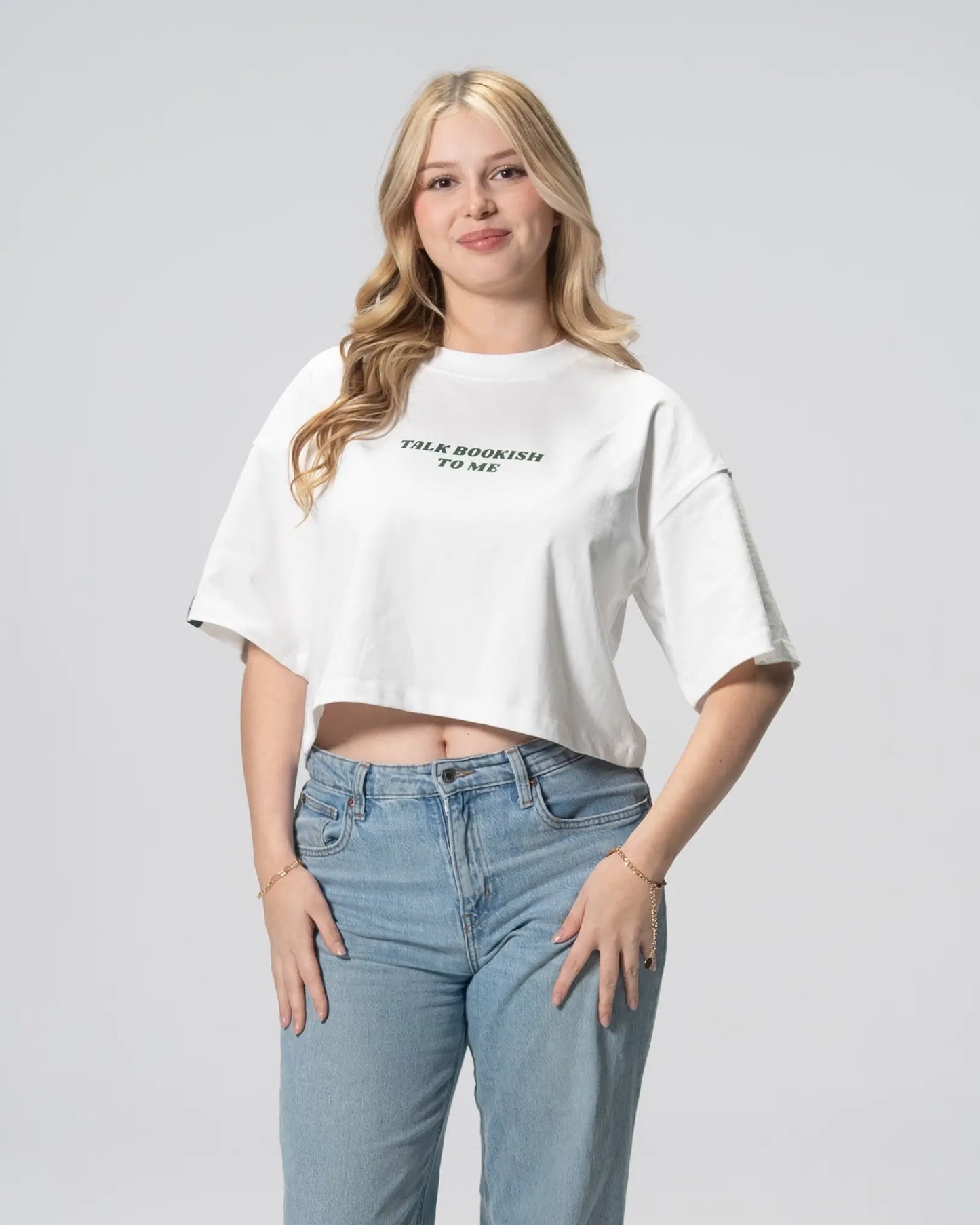 Cropped Tee - Talk bookish to me - World of Treasure