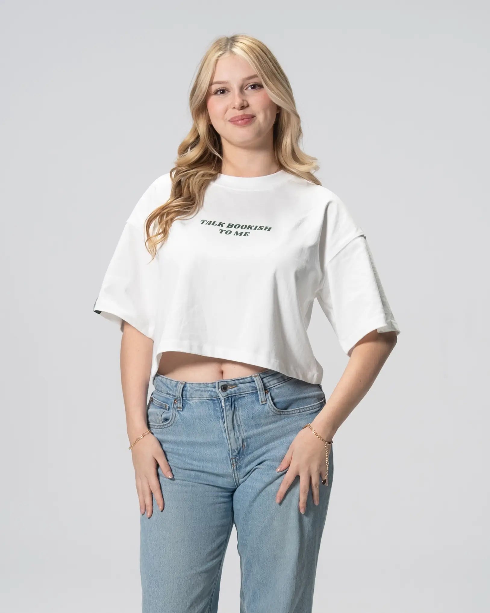 Cropped Tee - Talk bookish to me - World of Treasure